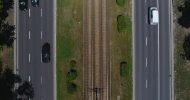 Varşova, Polonya - 06 06 2018: Hava yukarıdan aşağı cadde boyunca çalışan trafik görünümünü