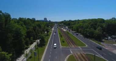 Varşova, Polonya - 06 06 2018: Uçan giden yol trafiği üzerinde. Aşağı eğimli