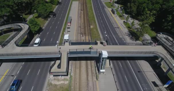 Warschau Polen 2018 Luftaufnahme Einer Fußgängerbrücke Autos Unter Der Brücke — Stockvideo