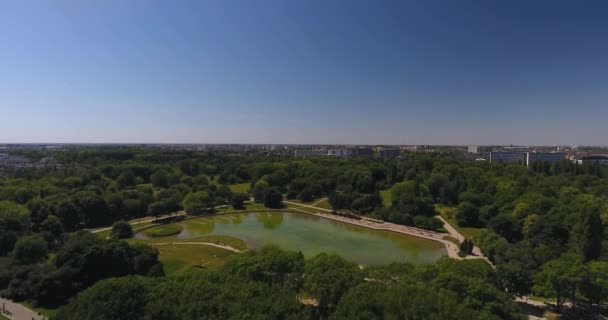 ワルシャワのポール Mokotowskie 公園の湖の空中写真を公開 — ストック動画