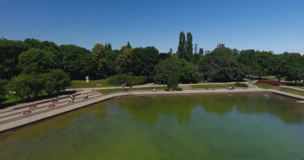 Backward Flight Over Park Pond — Stok Video