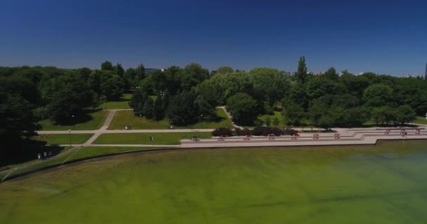 Vista sobre el embarcadero a lo largo del lago en el parque — Vídeo de stock