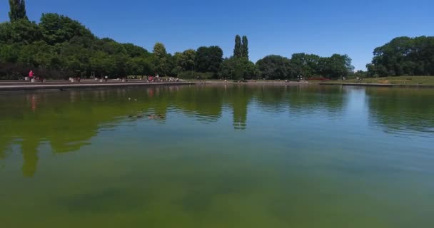 Vôo aéreo baixo sobre o lago no Pole Mokotowskie Park — Vídeo de Stock