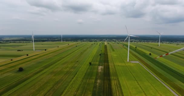 Luftaufnahme von Windkraftanlagen auf einem Feld — Stockvideo