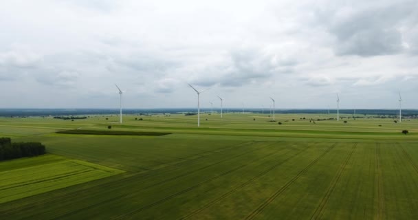 Вид с воздуха на ферму дальних ветряных турбин — стоковое видео