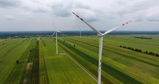 Vista aerea della turbina eolica. Fotocamera va giù — Video Stock