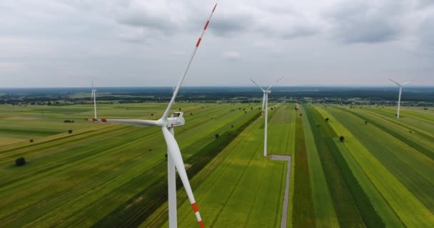 Moinho de vento produzindo energia renovável. Vista aérea — Vídeo de Stock