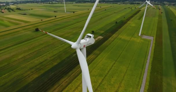 Luftaufnahme der Windkraftanlage aus der Nähe. dreht sich nicht — Stockvideo