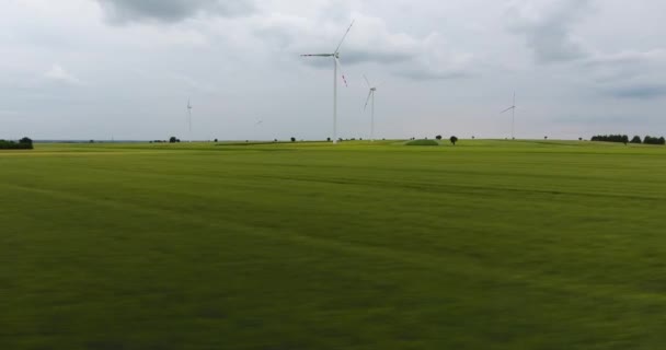 Yüksek hızlı rüzgar türbini bir görünüm ile alanın üzerinde üzerinde uçan — Stok video
