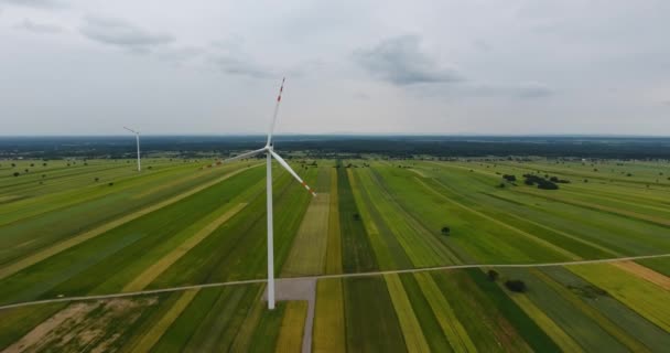 Vista de cima dos ventos silvestres. Câmera se move para trás — Vídeo de Stock