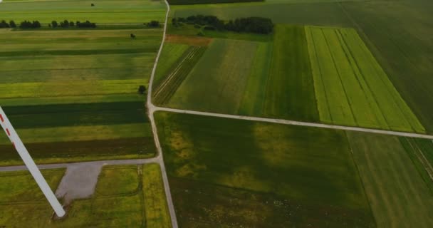 Antenn avslöjande skott av vindkraftverk i läge på landet — Stockvideo