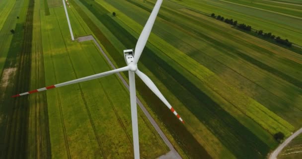 Ondiepe schot van windturbine op platteland — Stockvideo