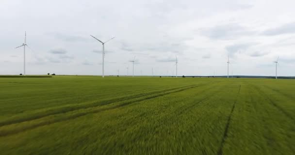 离风力涡轮机不远的地面飞行 — 图库视频影像