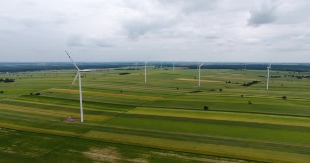 Turbina eólica no campo da Polónia. Vista aérea — Vídeo de Stock
