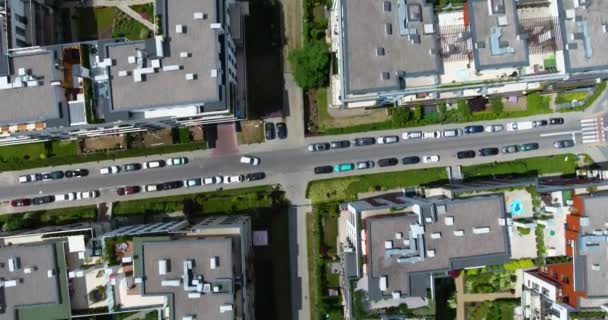 ポーランド ワルシャワ 住宅街の上を飛んでください 空中俯瞰 — ストック動画