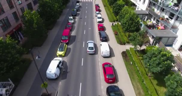 Warszawa Samochód Jadący Ulicy Dzielnicy Mieszkalnej Widok Lotu Ptaka — Wideo stockowe