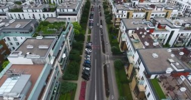 Varşova, Polonya: Araba konut alanına giriyorum. Havadan görünümü. Varşova/Schaffhausen