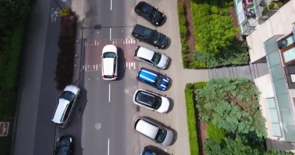 Warsawa Polandia Overhead Close View Car Going Though Residential Neighborhood — Stok Video