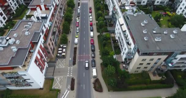 Varsóvia Polónia Car Running Suburban Street Vista Aérea Chase Shot — Vídeo de Stock