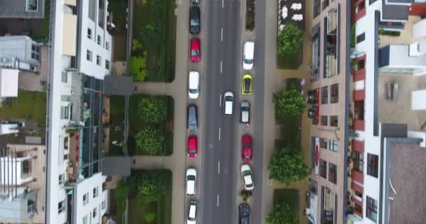 ワルシャワ ポーランド オーバー ヘッド ショット 車で住宅街を行く — ストック動画