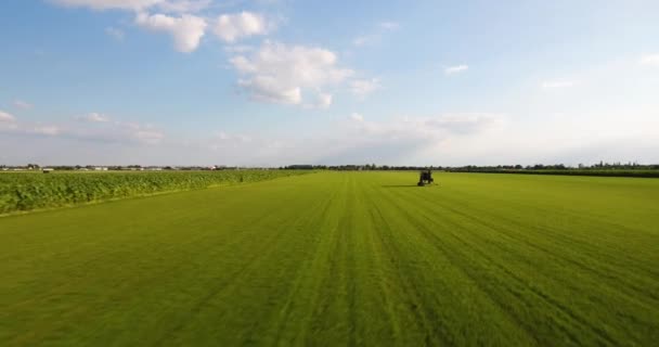 Système d'irrigation dans la prairie — Video