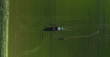 Traktör bir çayırda görünümünü artan