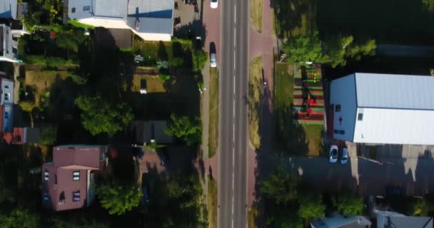 Översiktsbild av väg som går genom landsbygden. Flygfoto — Stockvideo