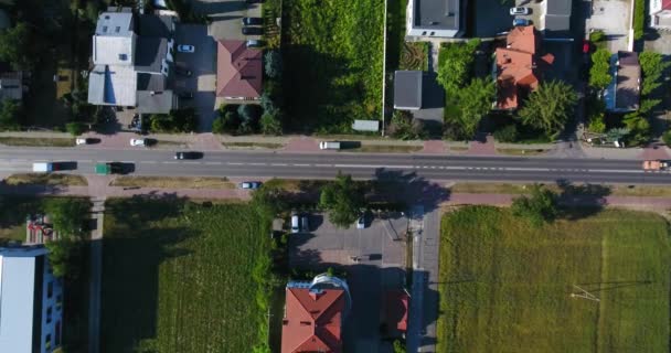 Auto's gaan door landelijk gebied. Luchtfoto Overhead schot — Stockvideo