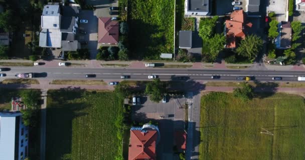 汽车穿越郊区的头顶景观 — 图库视频影像