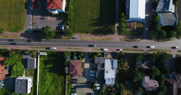 Visão aérea da área residencial e carros que passam por ela — Vídeo de Stock