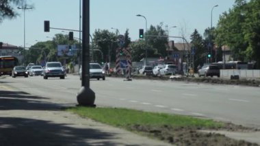 Otobüs durağında otobüs geldi