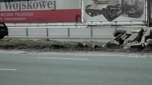 Verkehr auf einer Stadtstraße — Stockvideo