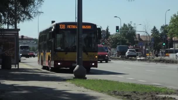Autobus odjeżdża z przystanku autobusowego — Wideo stockowe