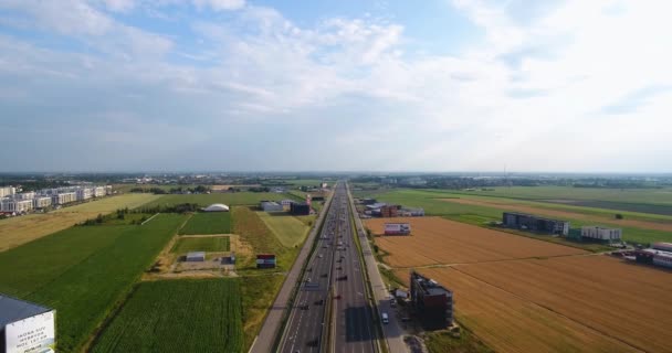 Panorama de la interminable autopista. Disparo aéreo — Vídeos de Stock