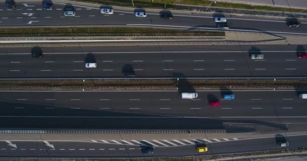 Ansicht der breiten Autobahn aus der Vogelperspektive. Luftaufnahme — Stockvideo