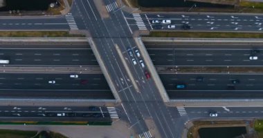 Otoyol kavşağı azalan hava görünümünü. Trafik acele