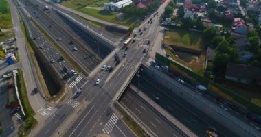 Otoyol kavşağı üzerinde uçan