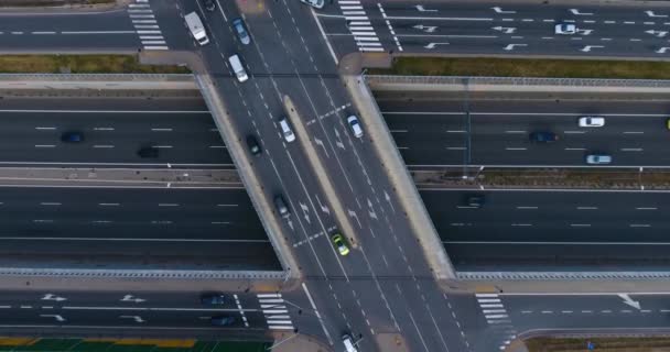 Mooi Overhead schot van auto's lopen op snelweg — Stockvideo