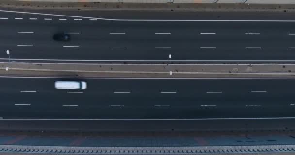 El tráfico va rápido por la autopista. Aerial Overhead Shot — Vídeo de stock