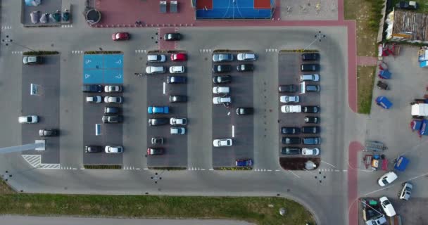 Flygfoto över bilar parkerade på parkeringen — Stockvideo