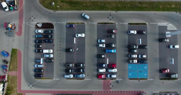 Fallande över parkeringsplats nära Shop. Flygfoto — Stockvideo