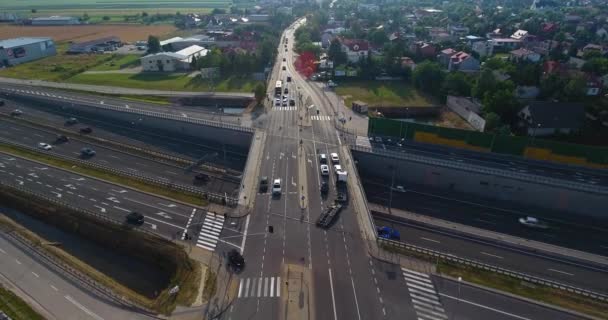 Vuela lejos de la intersección de la autopista. Vista aérea — Vídeos de Stock