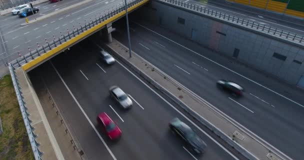 Provoz jede pod dálniční křižovatky — Stock video