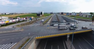 Otoyol kavşağı. Uçan yukarıda. Trafik acele