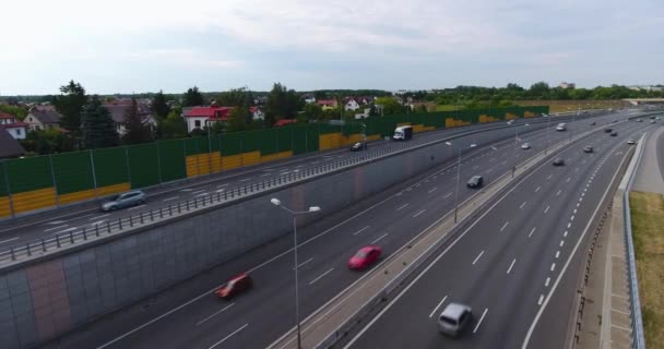Αεροφωτογραφία του αυτοκίνητα που τρέχουν στον αυτοκινητόδρομο — Αρχείο Βίντεο