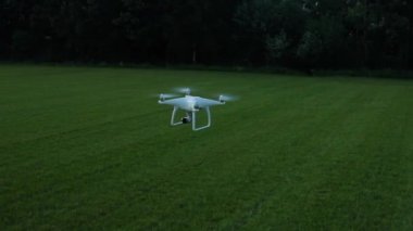 Gün batımında havada Hovers robot: Varşova, Polonya