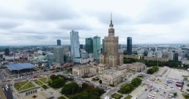 Varşova şehir merkezinde uçan