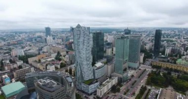 Varşova şehir merkezinde uçan.