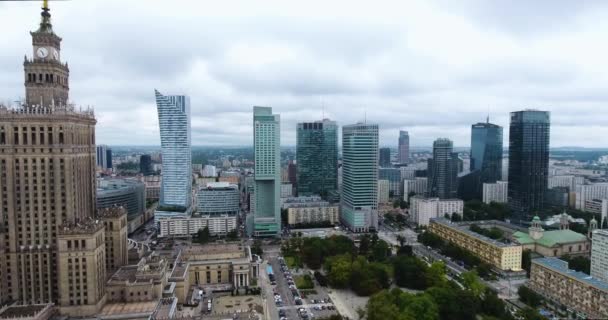 Nowoczesne szklane wieżowce w Warszawie. Widok z lotu ptaka — Wideo stockowe