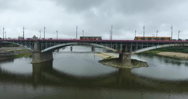 飞过维斯瓦河 展示桥梁的射击 — 图库视频影像